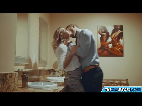 ❤️ کله چې یو ښکلی سپین رنګ تاسو په عامه تشناب کې جذبوي په فحش ps.moresexmovies.ru
